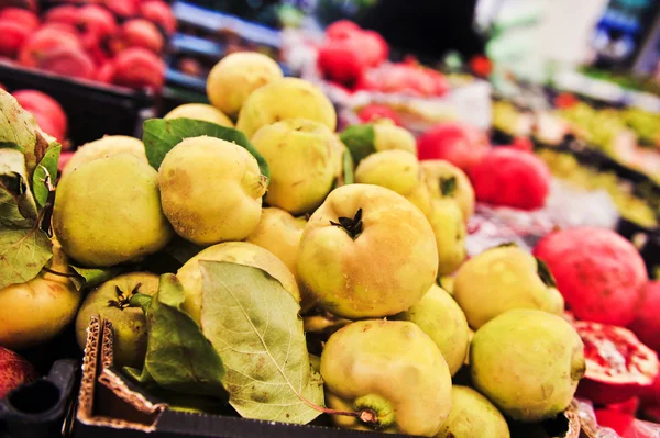 Bunch of yellow quince in supermarket. Wide angle shot — Stock Photo, Image