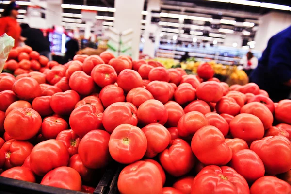 Bir çiftçinin Pazar taze domates — Stok fotoğraf