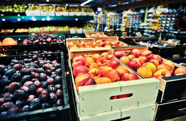 Persikor och plommon i affären — Stockfoto