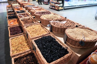 çeşitli kuru meyve ve kuruyemiş pazarında