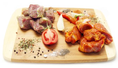 tahta üzerinde çiğ et parçaları