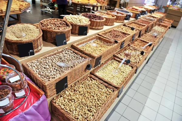 Rozmanité ořechů (pekanové, pistácie, mandle, arašídy, kešu, borovice nu — Stock fotografie