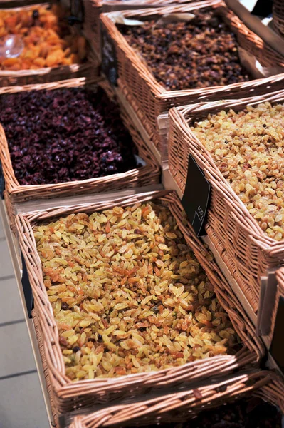 Varios frutos secos y frutos secos en el mercado —  Fotos de Stock