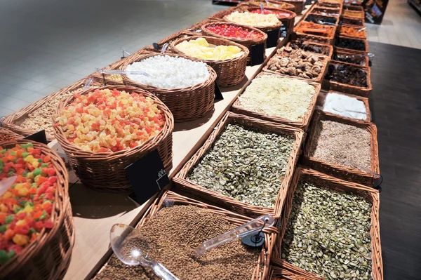 Várias frutas secas e nozes no mercado — Fotografia de Stock