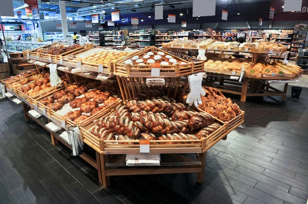 Verscheidenheid aan gebakken producten in een supermarkt — Stockfoto