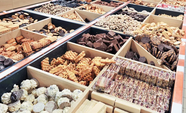 Cookies op de schappen in de winkel — Stockfoto