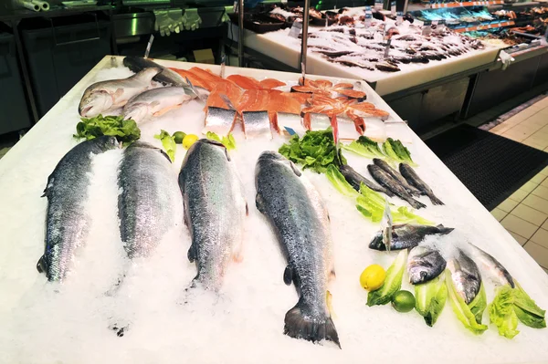 Pesce fresco vivo sul ghiaccio sul mercato aperto — Foto Stock