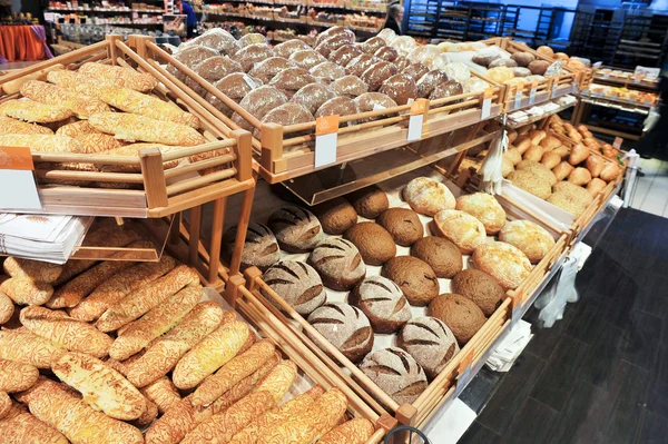 Verscheidenheid aan gebakken producten in een supermarkt Stockfoto