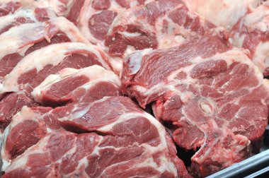 pişmemiş domuz eti