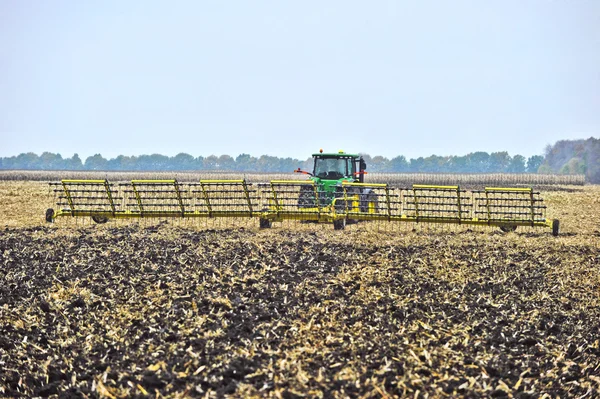 Trator no campo — Fotografia de Stock