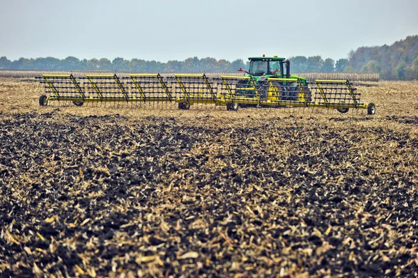 Tractor en el campo — Foto de Stock