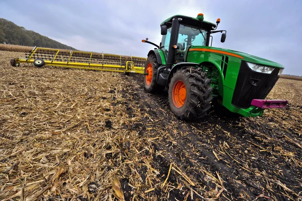 Traktor på fältet — Stockfoto