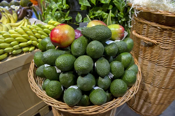 Avocado i supermarkeder - Stock-foto