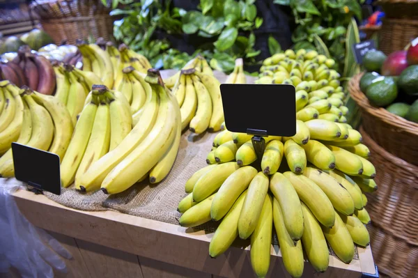 Банан в супермаркете — стоковое фото