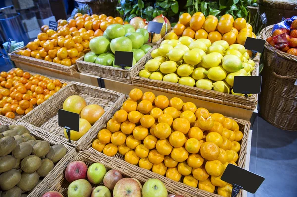 Frutta nei supermercati — Foto Stock