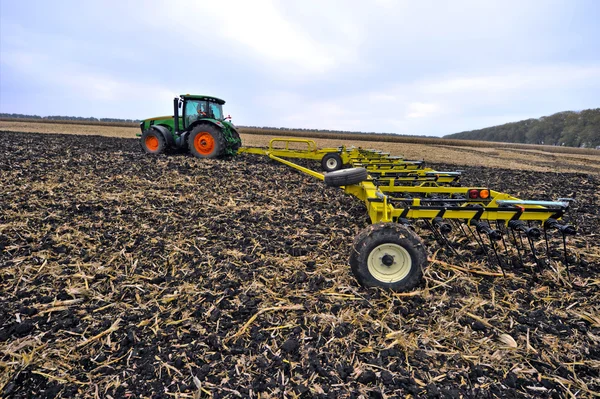 Trekker op het veld — Stockfoto