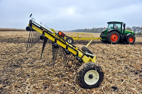 Traktor auf dem Feld — Stockfoto