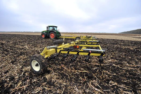 Traktor auf dem Feld — Stockfoto