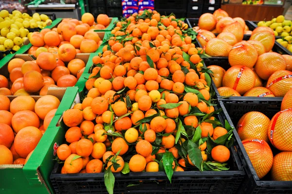 Tangerines with leaves — Stock Photo, Image