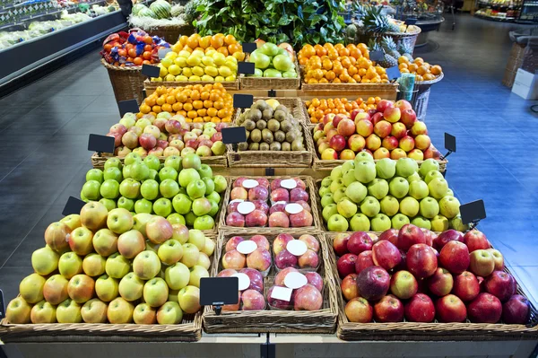 Früchte im Supermarkt — Stockfoto