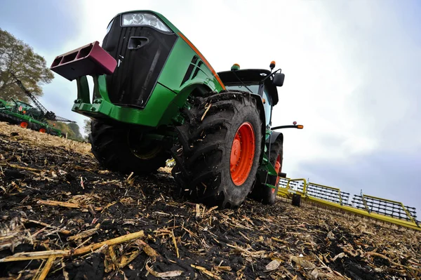 Trekker op het veld — Stockfoto