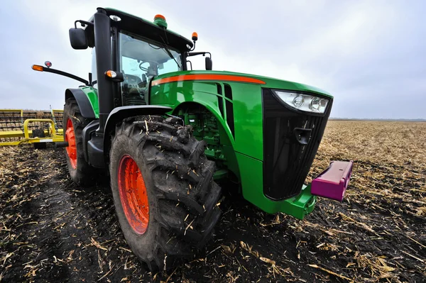 Trekker op het veld — Stockfoto