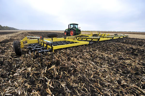 Traktor auf dem Feld — Stockfoto