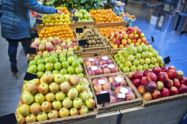 Früchte im Supermarkt — Stockfoto