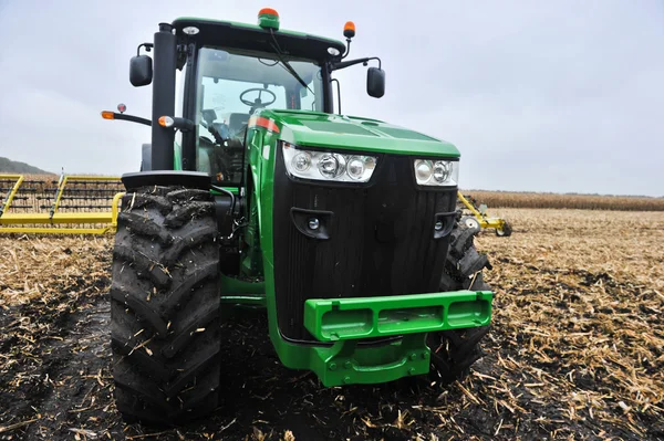 Traktor auf dem Feld — Stockfoto