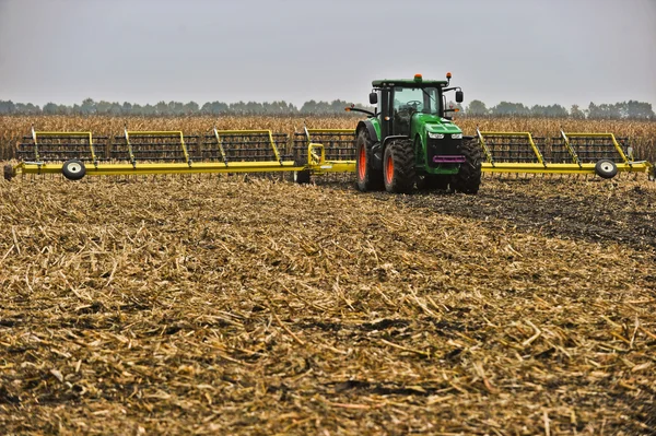 Traktor på fältet — Stockfoto