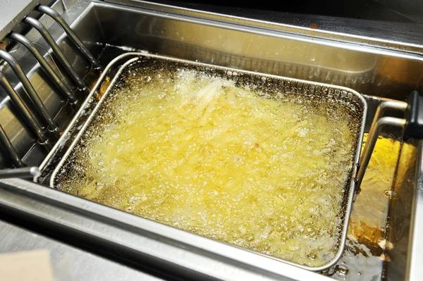 Batatas fritas em uma fritadeira close-up — Fotografia de Stock