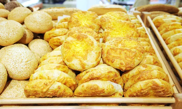 Regale mit Brot im Geschäft — Stockfoto