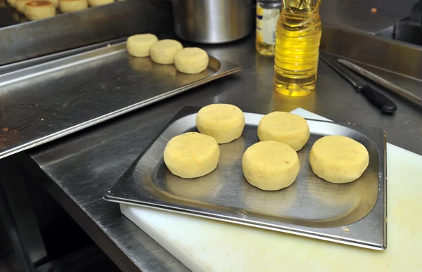 Productie van aardappel schnitzels — Stockfoto