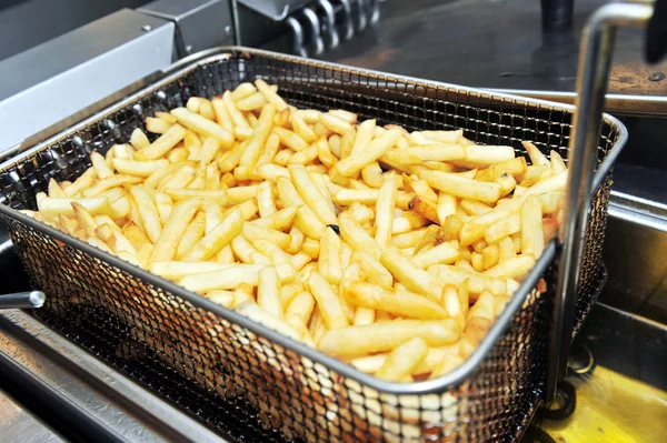 Produktion av pommes frites — Stockfoto