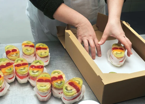 Confectioner prepares jelly cake — Stock Photo, Image