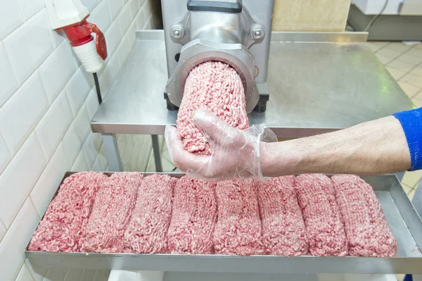 Preparação de carne picada crua fresca — Fotografia de Stock