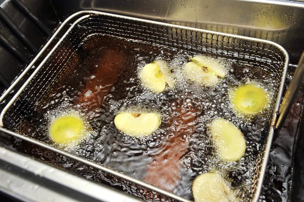 Manzanas asadas en una freidora —  Fotos de Stock