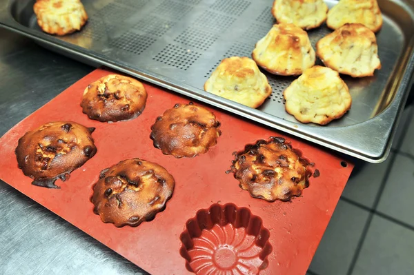 Cupcakes em uma produção de padaria — Fotografia de Stock