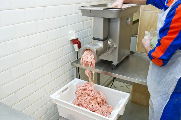 Kıyma ve bir yığın doğranmış et.