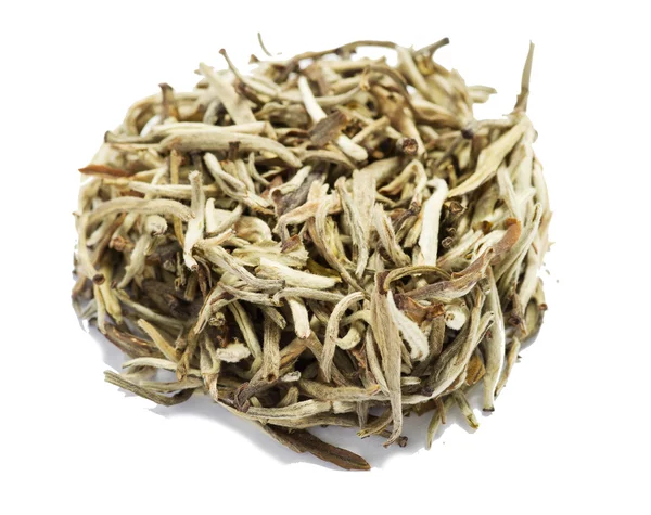 Белый чай. Крупный план китайского серебристого иголки волос в белый чай — стоковое фото