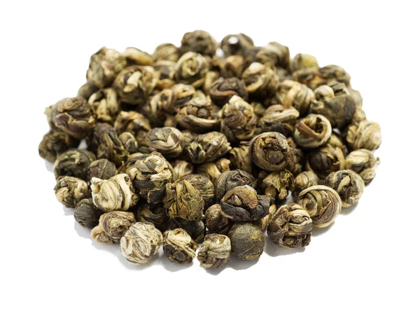 Verdrehter grüner Tee auf weißem Hintergrund — Stockfoto