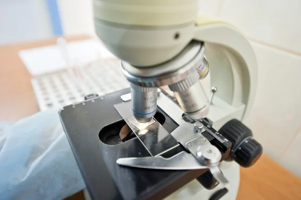 Microscopio cercano en un laboratorio — Foto de Stock