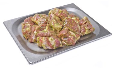 taze çiğ et marine içinde