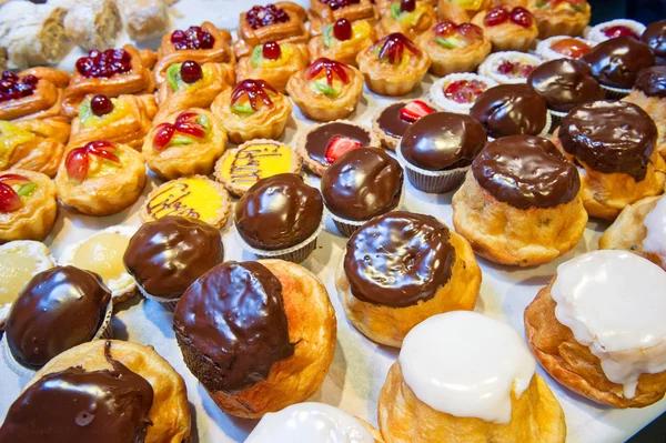 Cakes en koekjes in de winkel — Stockfoto