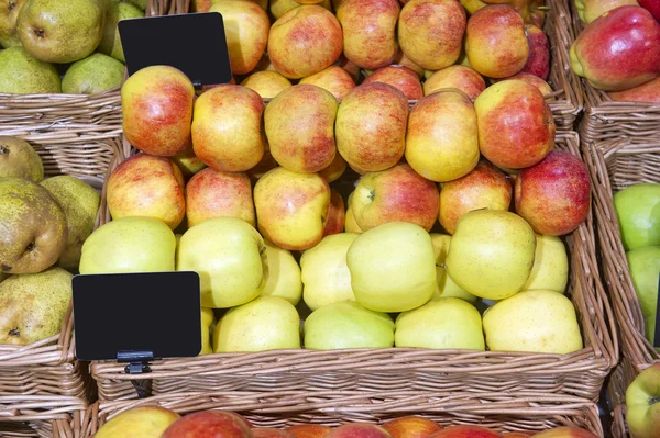 Manzanas doradas en el supermercado y Antares — Foto de Stock