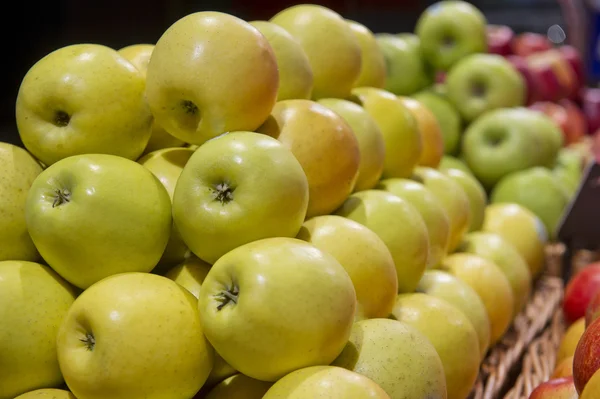 Supermarché de pommes dorées — Photo