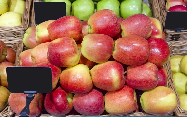 Manzanas maduras en el supermercado — Foto de Stock