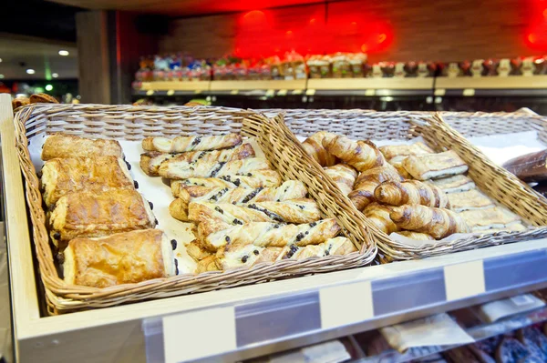 Venda de croissants na loja e no mercado — Fotografia de Stock