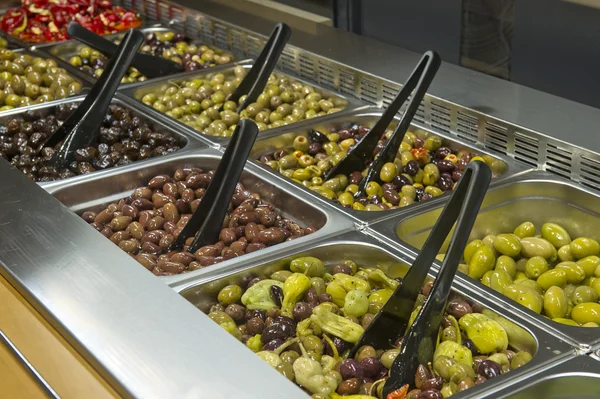 Marinované olivy v úložišti — Stock fotografie