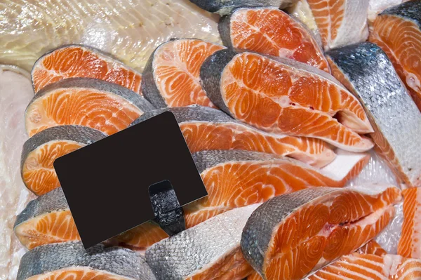 Filet de saumon frais dans un supermarché — Photo